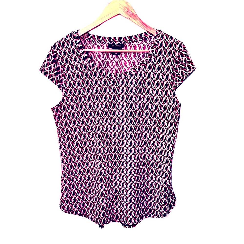 Cute blouse that can be dressed up or down! No flaws and hardly worn.